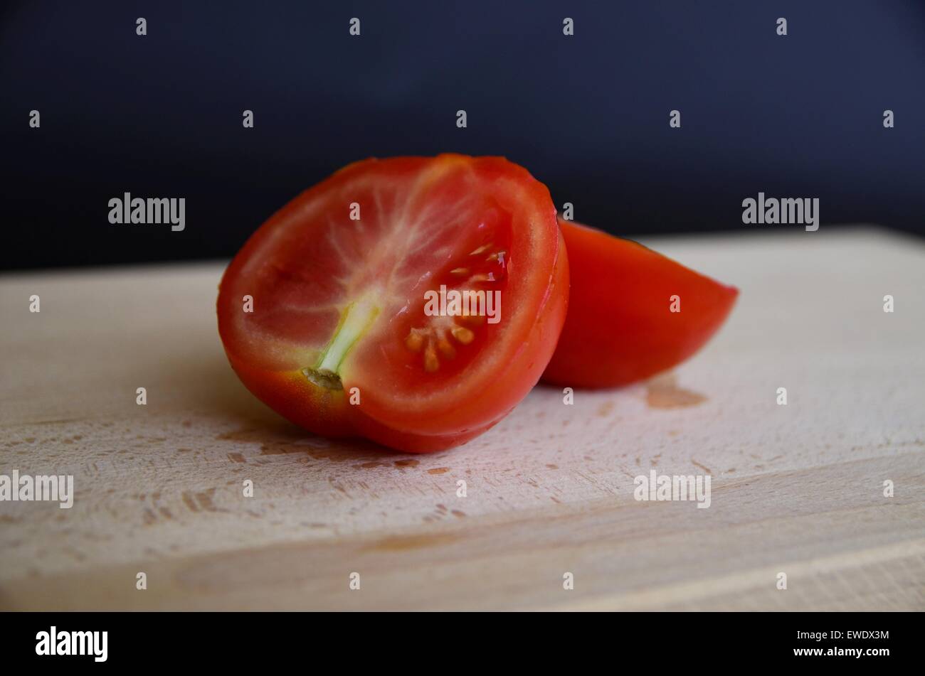 Due metà di pomodoro Foto Stock