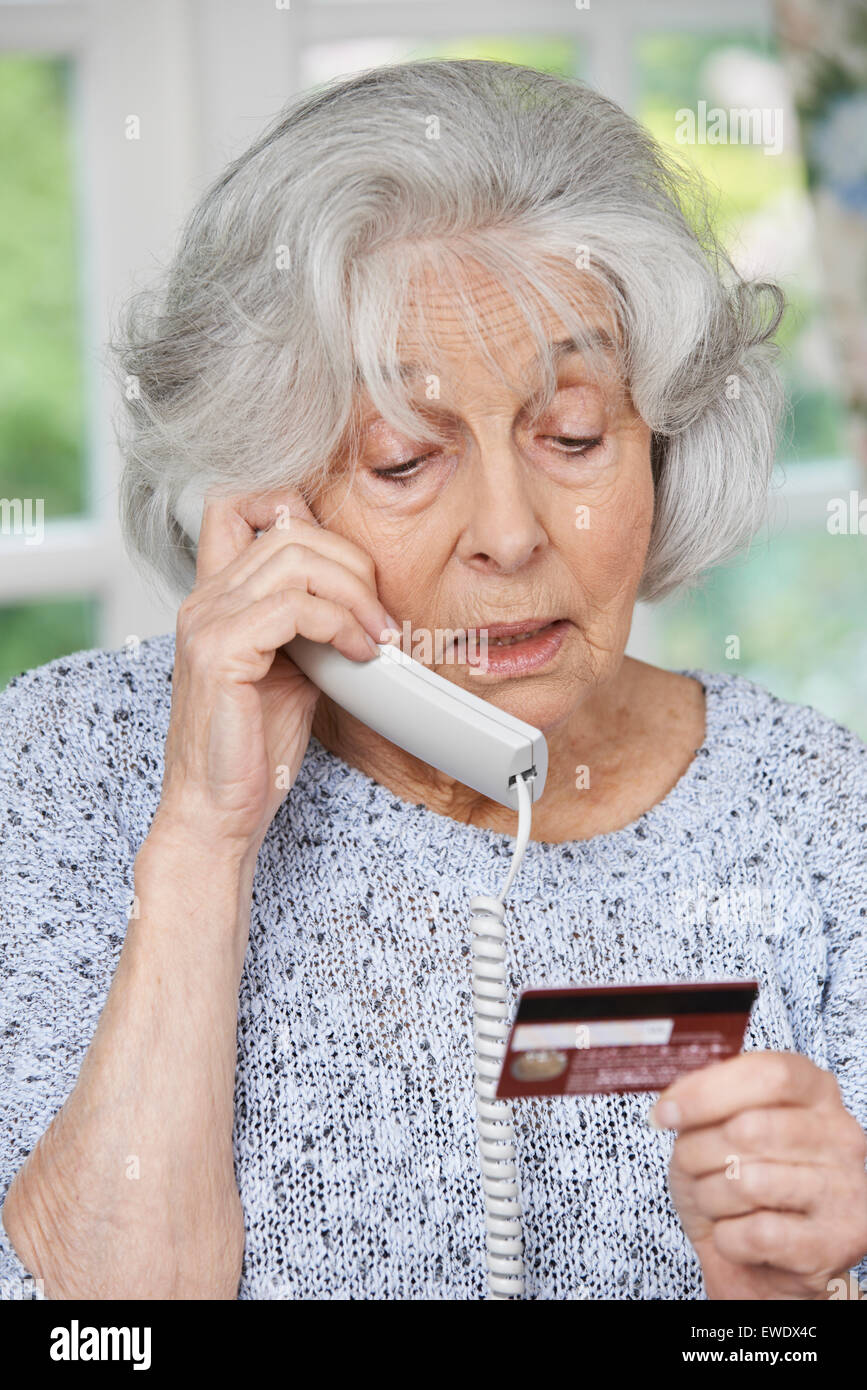 Senior donna fornendo i dettagli della carta di credito sul telefono Foto Stock