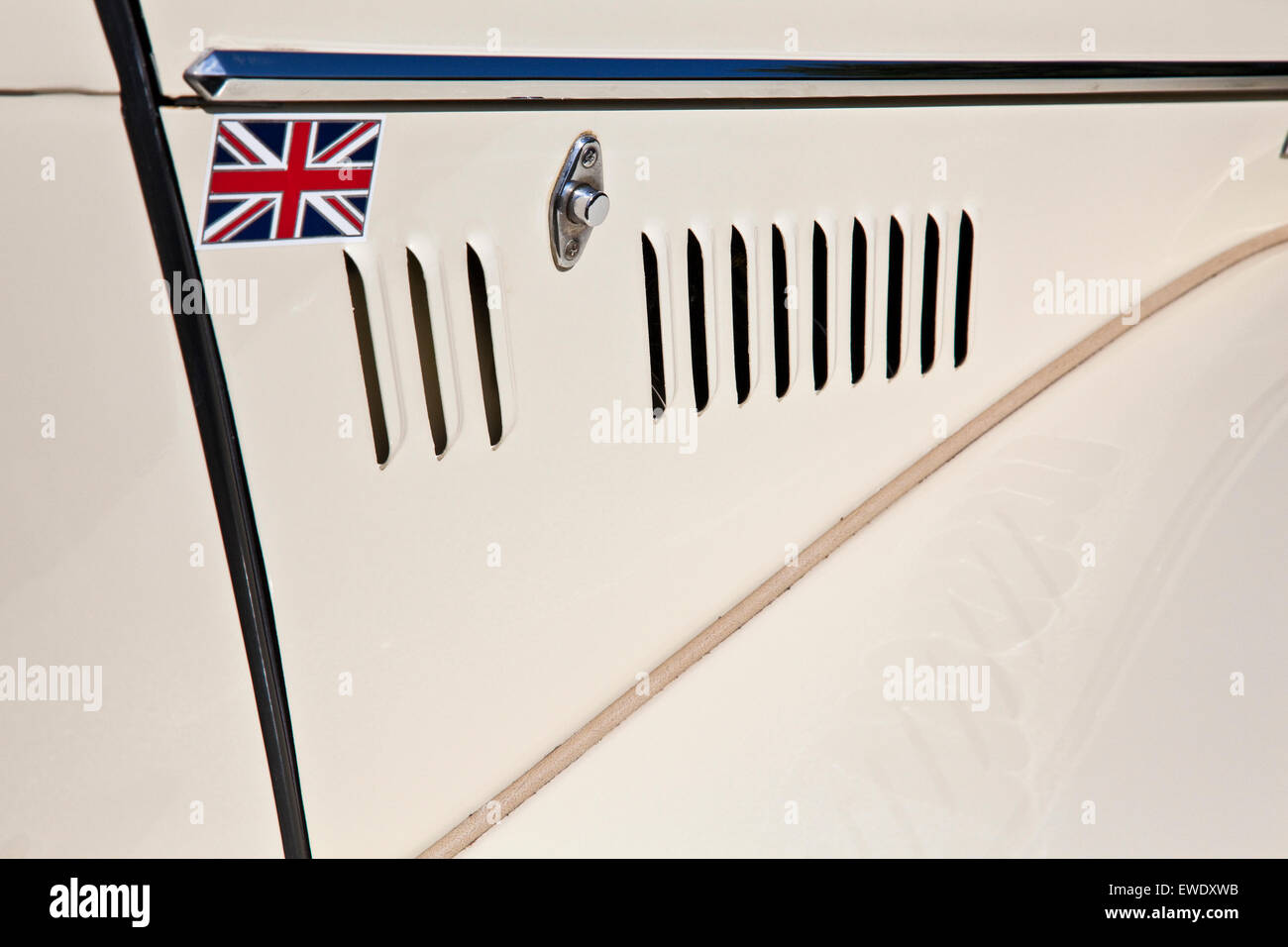 Dettaglio della griglia del cofano su MG TF 1500 in inglese antico bianco rosso con interni in pelle Foto Stock