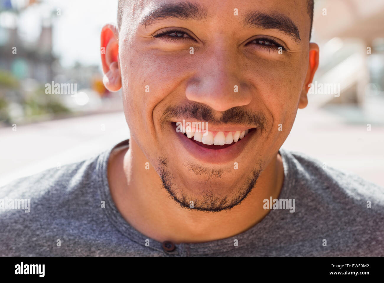 Sorridente giovane volto fiducioso stoppie felice americano africano nero Foto Stock