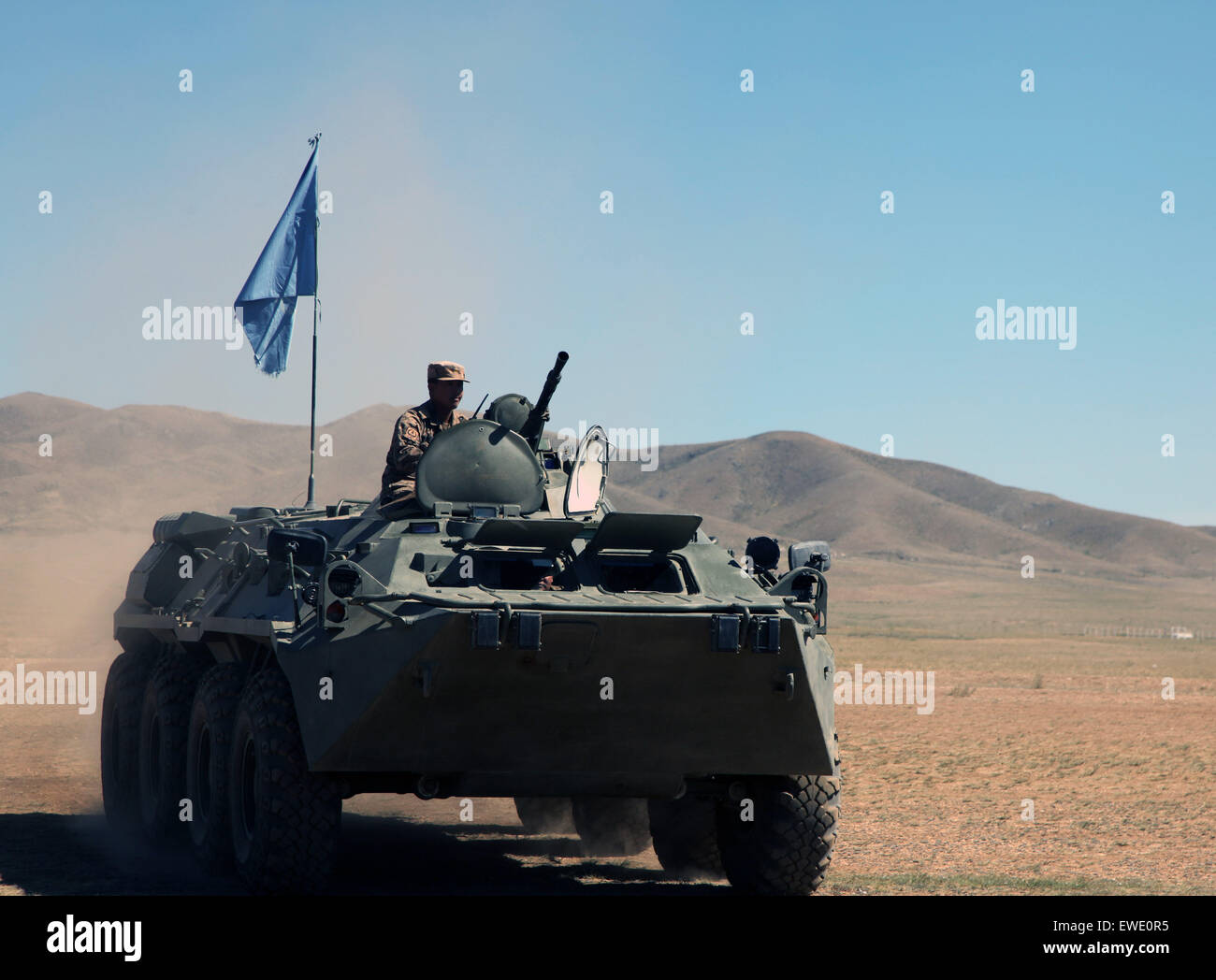 Ulan Bator, Mongolia. Il 24 giugno 2015. Soldati frequentare l'esercizio Khaan Ricerca in una base militare vicino a Ulan Bator, Mongolia, Giugno 24, 2015. Più di 1.200 militari provenienti da 23 nazioni, compresa la Mongolia, gli Stati Uniti, Cina, Francia, Giappone e altri hanno partecipato in esercizi di formazione incentrati sulle operazioni di mantenimento della pace. Questo anno le esercitazioni hanno avuto inizio il 20 giugno e durerà fino al 1 luglio. © Zheng Chuang/Xinhua/Alamy Live News Foto Stock