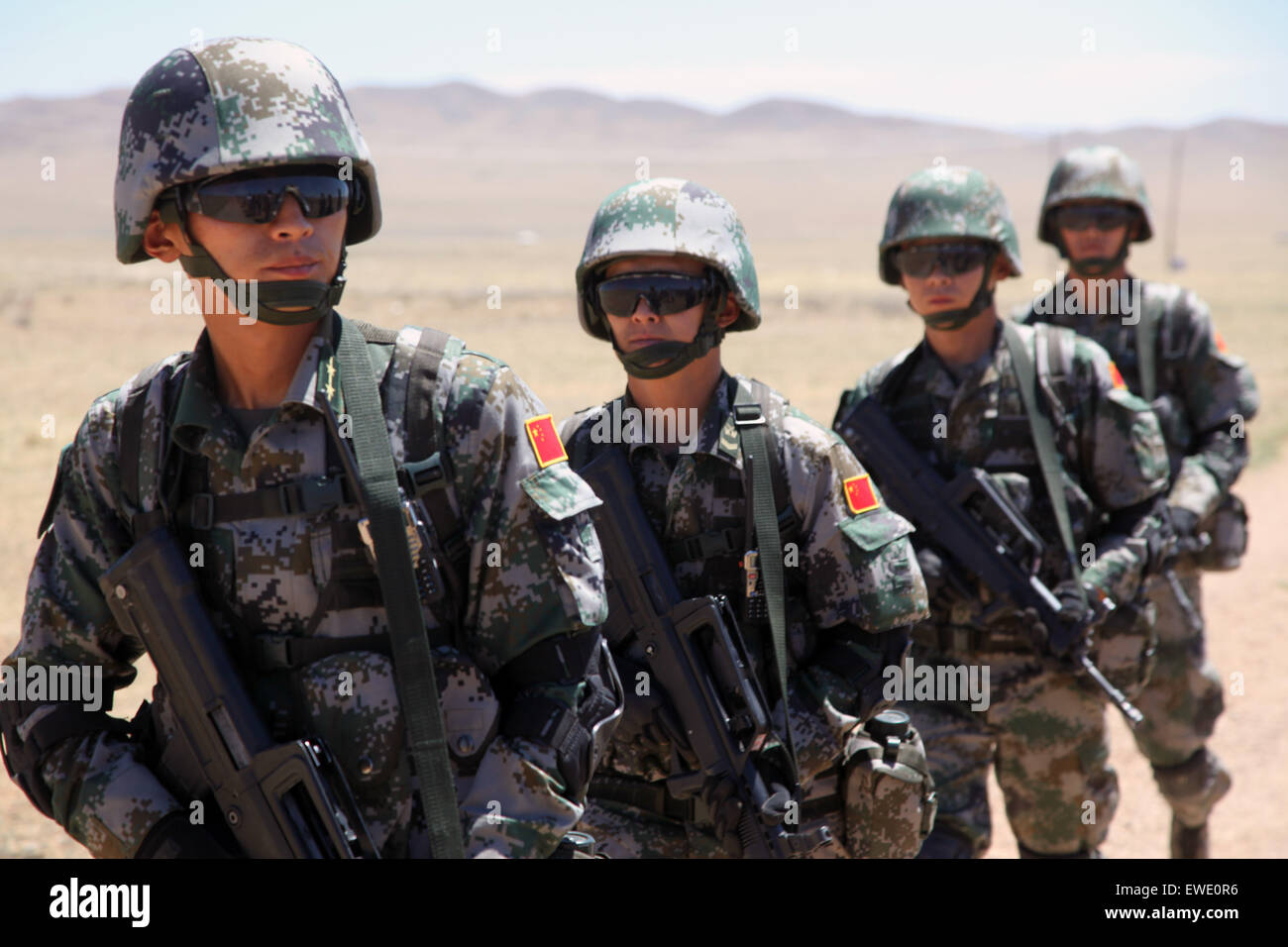 Ulan Bator, Mongolia. Il 24 giugno 2015. Soldati cinesi frequentare l'esercizio Khaan Ricerca in una base militare vicino a Ulan Bator, Mongolia, Giugno 24, 2015. Più di 1.200 militari provenienti da 23 nazioni, compresa la Mongolia, gli Stati Uniti, Cina, Francia, Giappone e altri hanno partecipato in esercizi di formazione incentrati sulle operazioni di mantenimento della pace. Questo anno le esercitazioni hanno avuto inizio il 20 giugno e durerà fino al 1 luglio. © Zheng Chuang/Xinhua/Alamy Live News Foto Stock