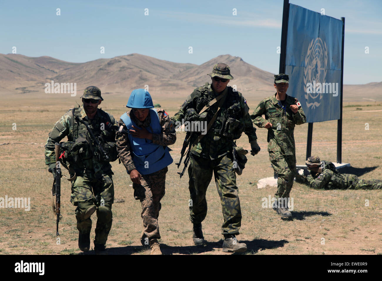Ulan Bator, Mongolia. Il 24 giugno 2015. Soldati frequentare l'esercizio Khaan Ricerca in una base militare vicino a Ulan Bator, Mongolia, Giugno 24, 2015. Più di 1.200 militari provenienti da 23 nazioni, compresa la Mongolia, gli Stati Uniti, Cina, Francia, Giappone e altri hanno partecipato in esercizi di formazione incentrati sulle operazioni di mantenimento della pace. Questo anno le esercitazioni hanno avuto inizio il 20 giugno e durerà fino al 1 luglio. © Zheng Chuang/Xinhua/Alamy Live News Foto Stock