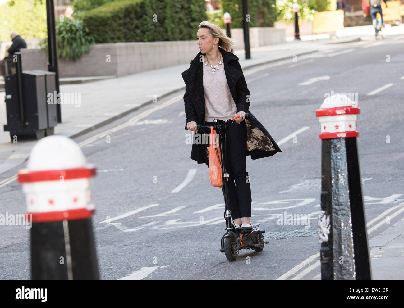Donna commuter su scooter elettrico Foto Stock