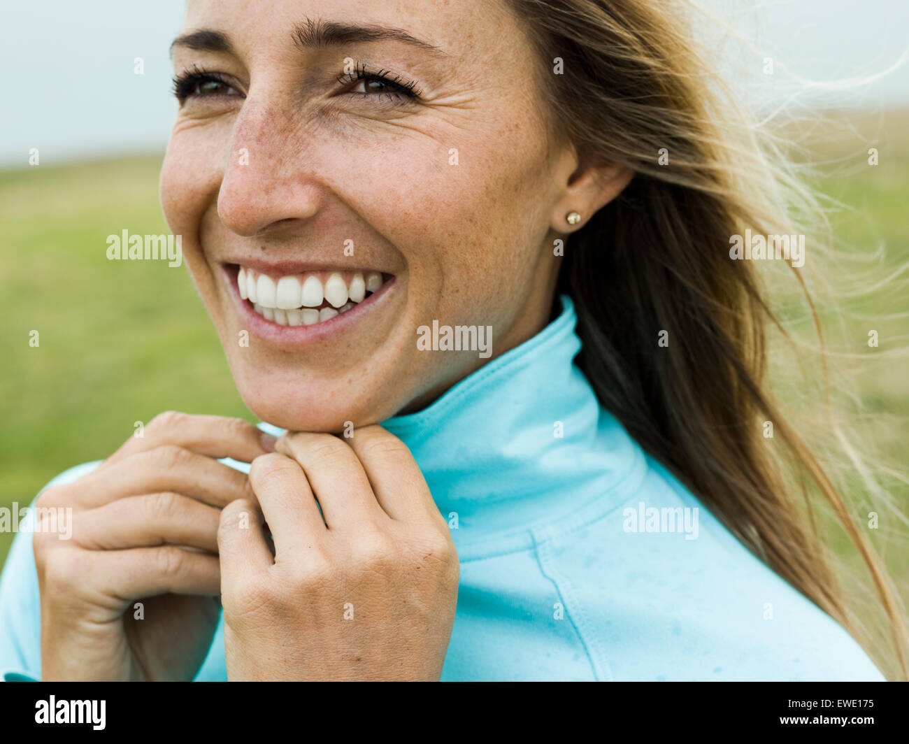Ritratto di un sorridente giovane donna scuotitore Foto Stock