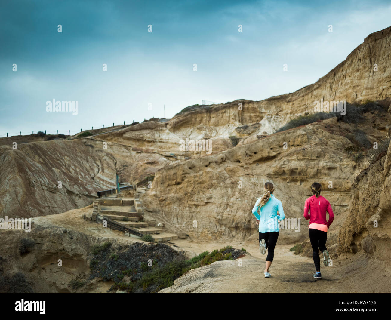 Due donne jogging lungo un sentiero di cava Foto Stock