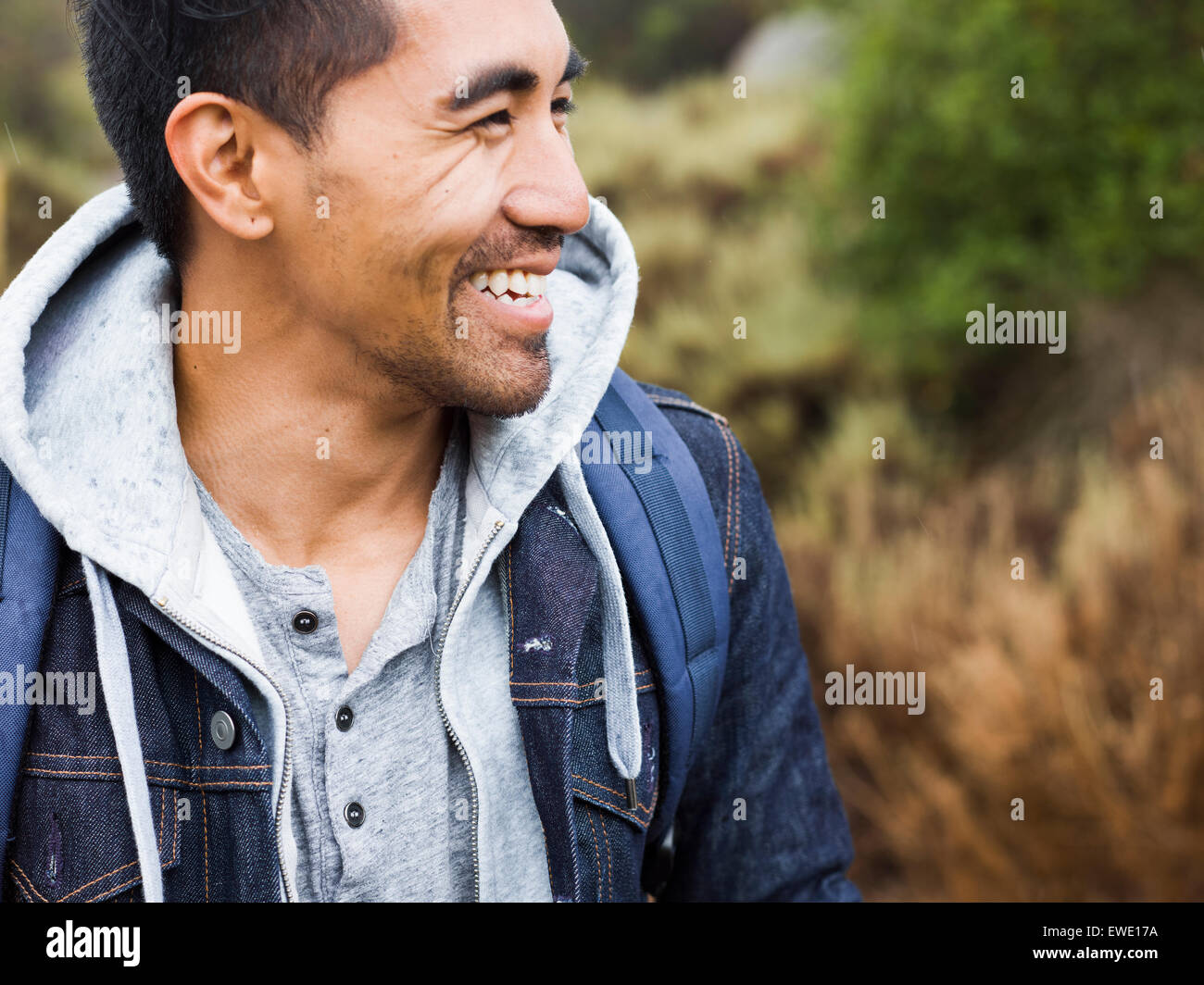 Un giovane uomo sorridente Foto Stock