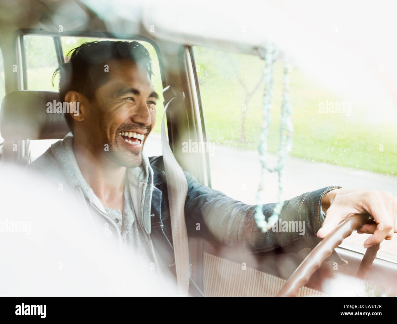 Giovane uomo in una vettura dietro il volante di guida, Foto Stock