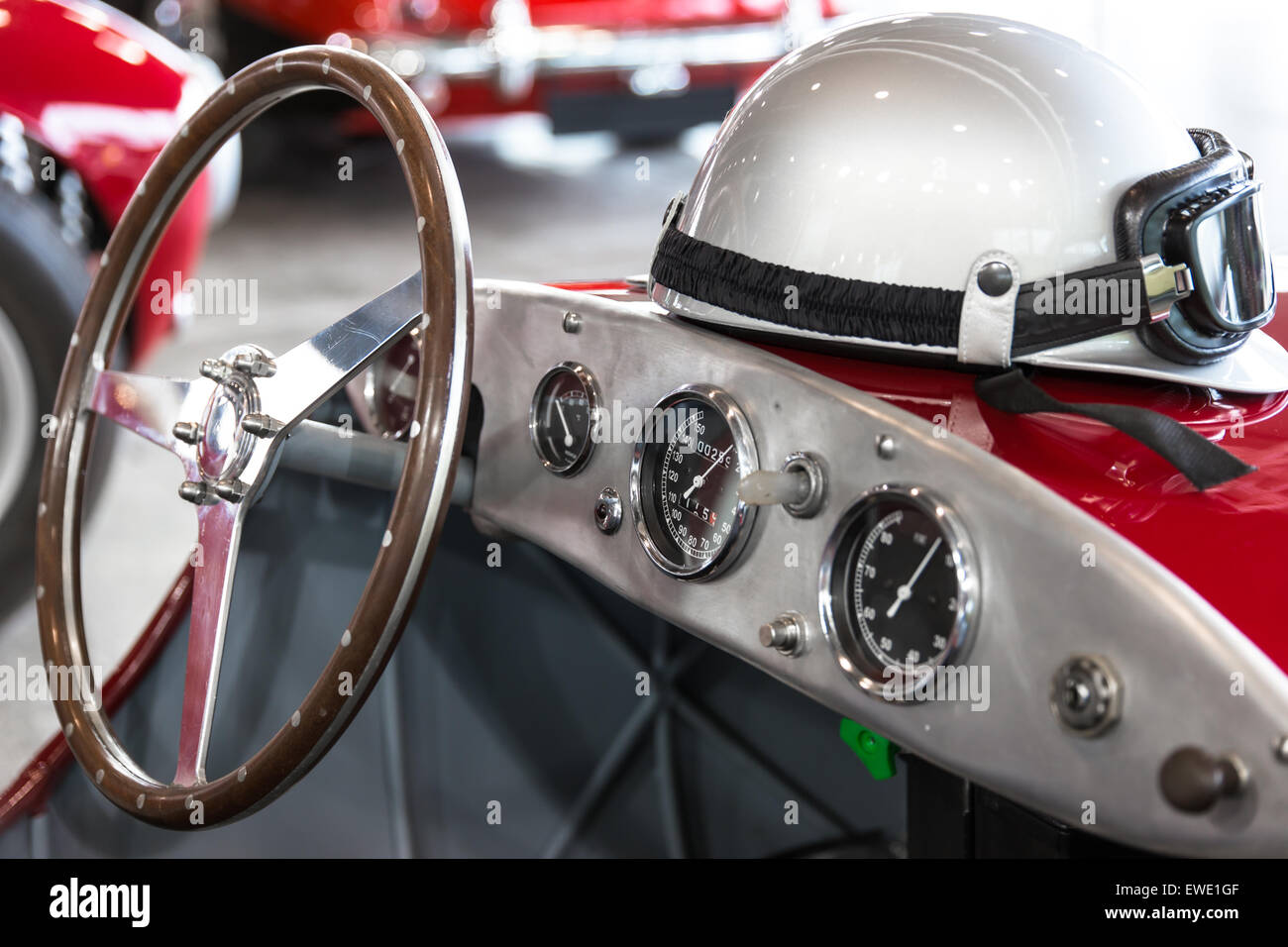 Casco e occhiali in appoggio su un vecchio vintage auto sportiva Foto Stock