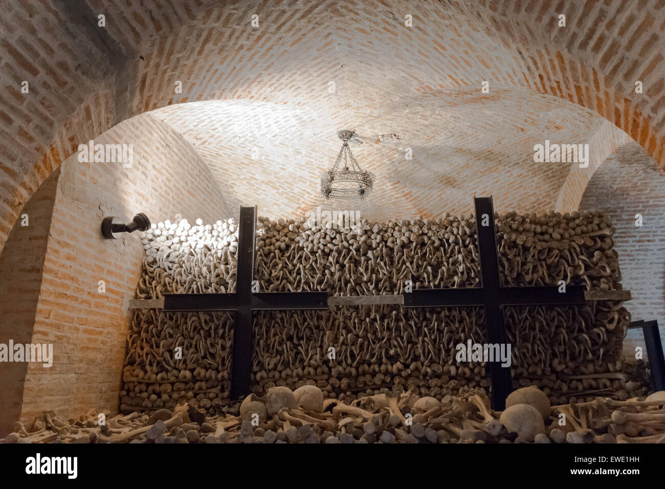 Ossario di Custoza fu eretta nel 1879 per volere di Don Gaetano Pivatelli, conserva le spoglie dei caduti della prima e Foto Stock