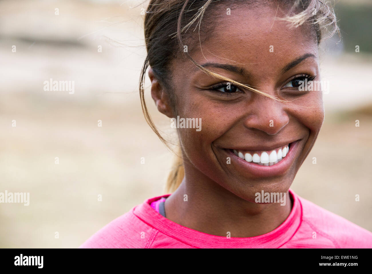 Un sorridente giovane donna nera energia volto Foto Stock