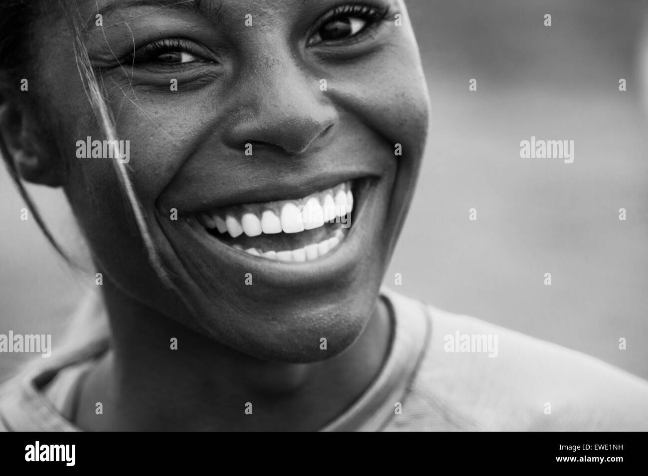 Un sorridente giovane nero donna faccia vitalità Foto Stock