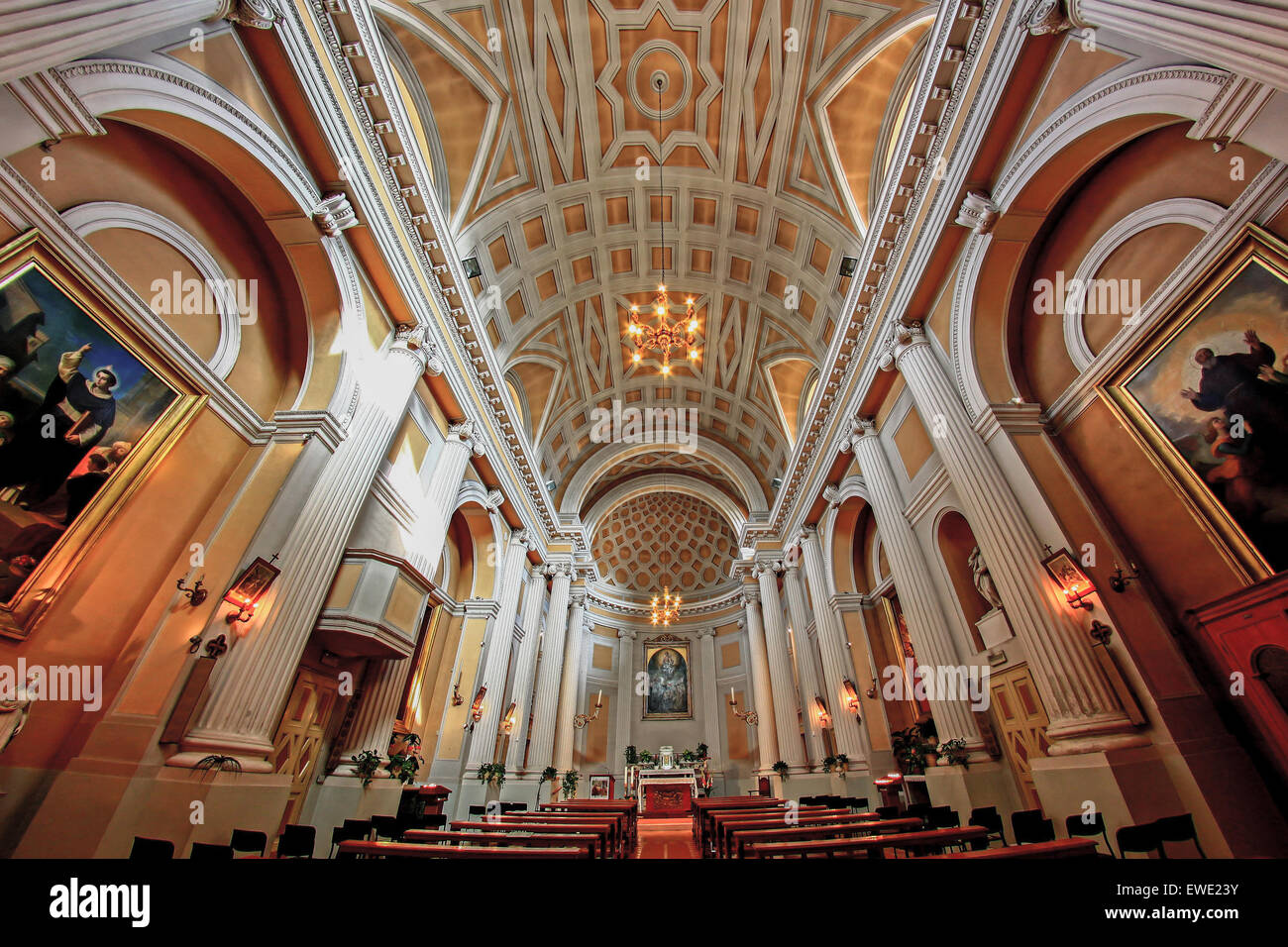 Interno di una vecchia chiesa italiana con colonne bianche e soffitti ornati Foto Stock