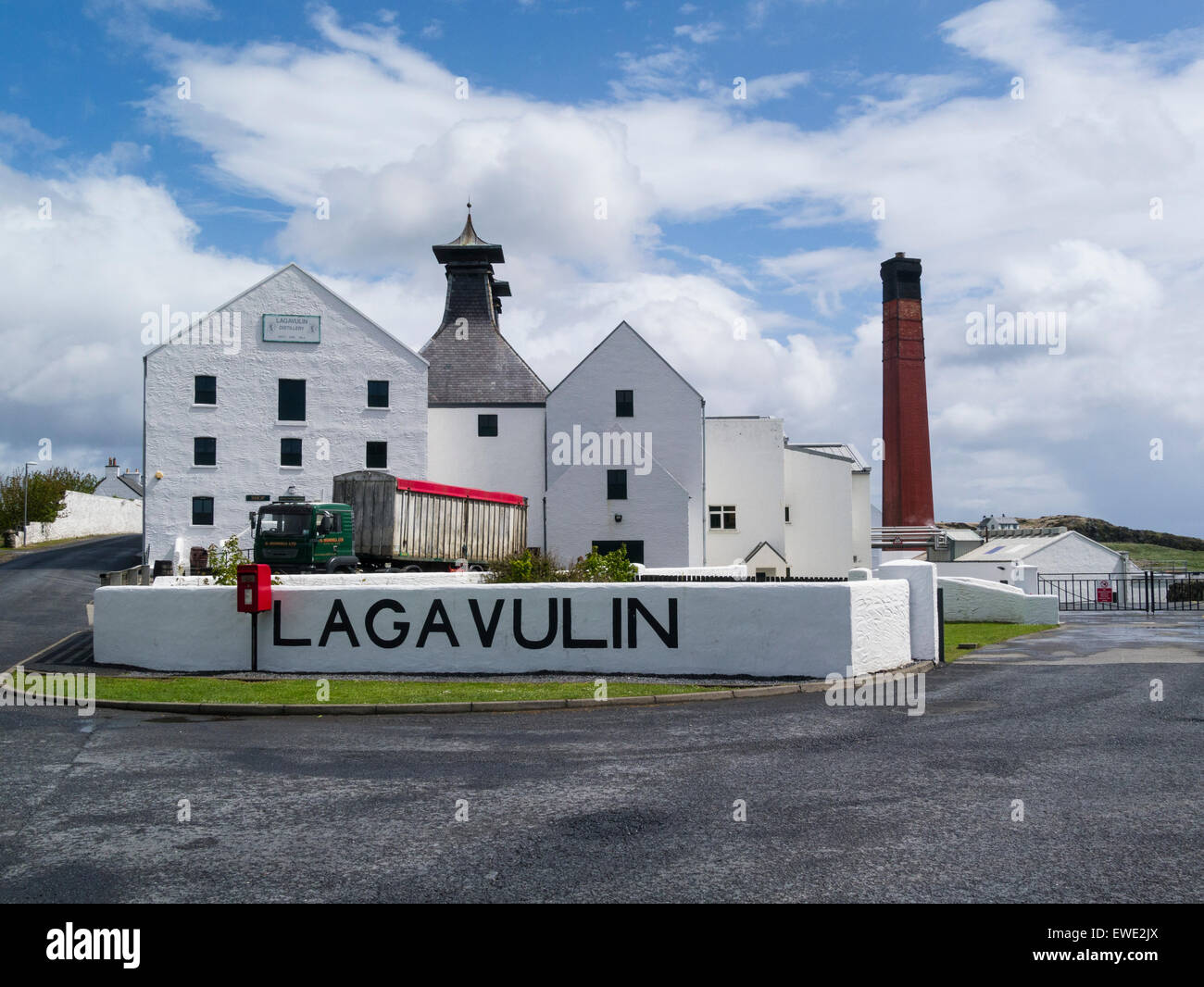 Lagavulin Distillery shop Port Ellen Isle of Islay Argyll and Bute Scozia single malt Scotch whisky distillery situato nella pittoresca baia di Lagavulin Foto Stock