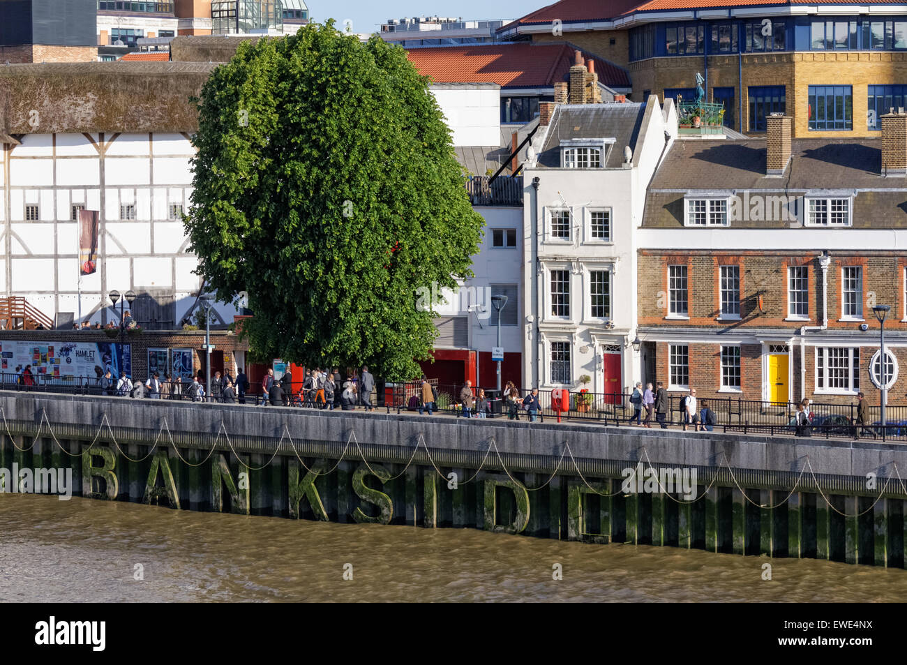 Vista sul Bankside sulla sponda meridionale del fiume Tamigi, Londra England Regno Unito Regno Unito Foto Stock