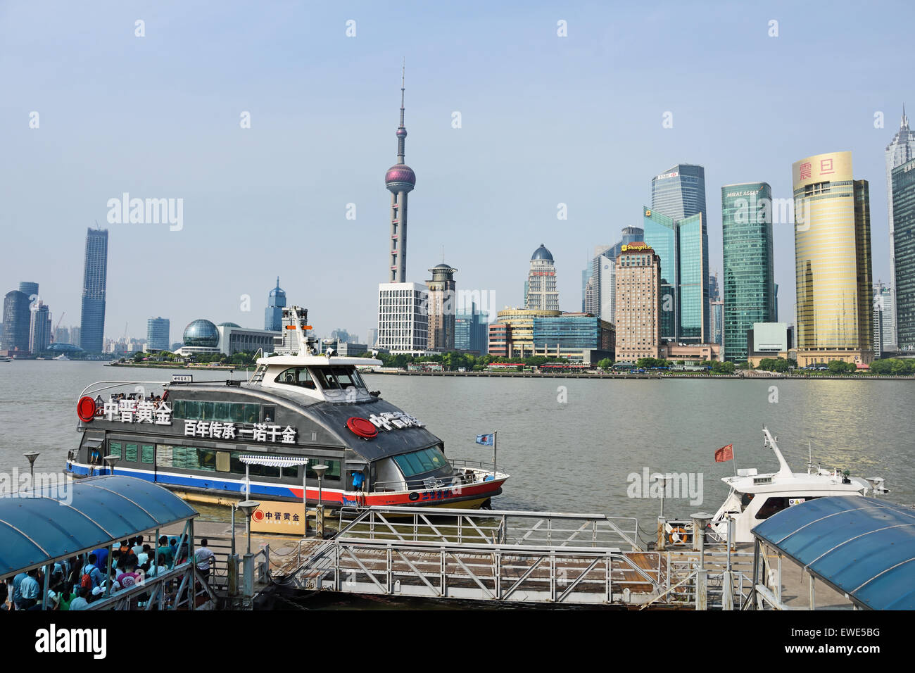Shanghai Pudong skyline della città( dal Bund ) Oriental Pearl TV Tower, la Torre Jin Mao, Fiume Huangpu Cina Foto Stock