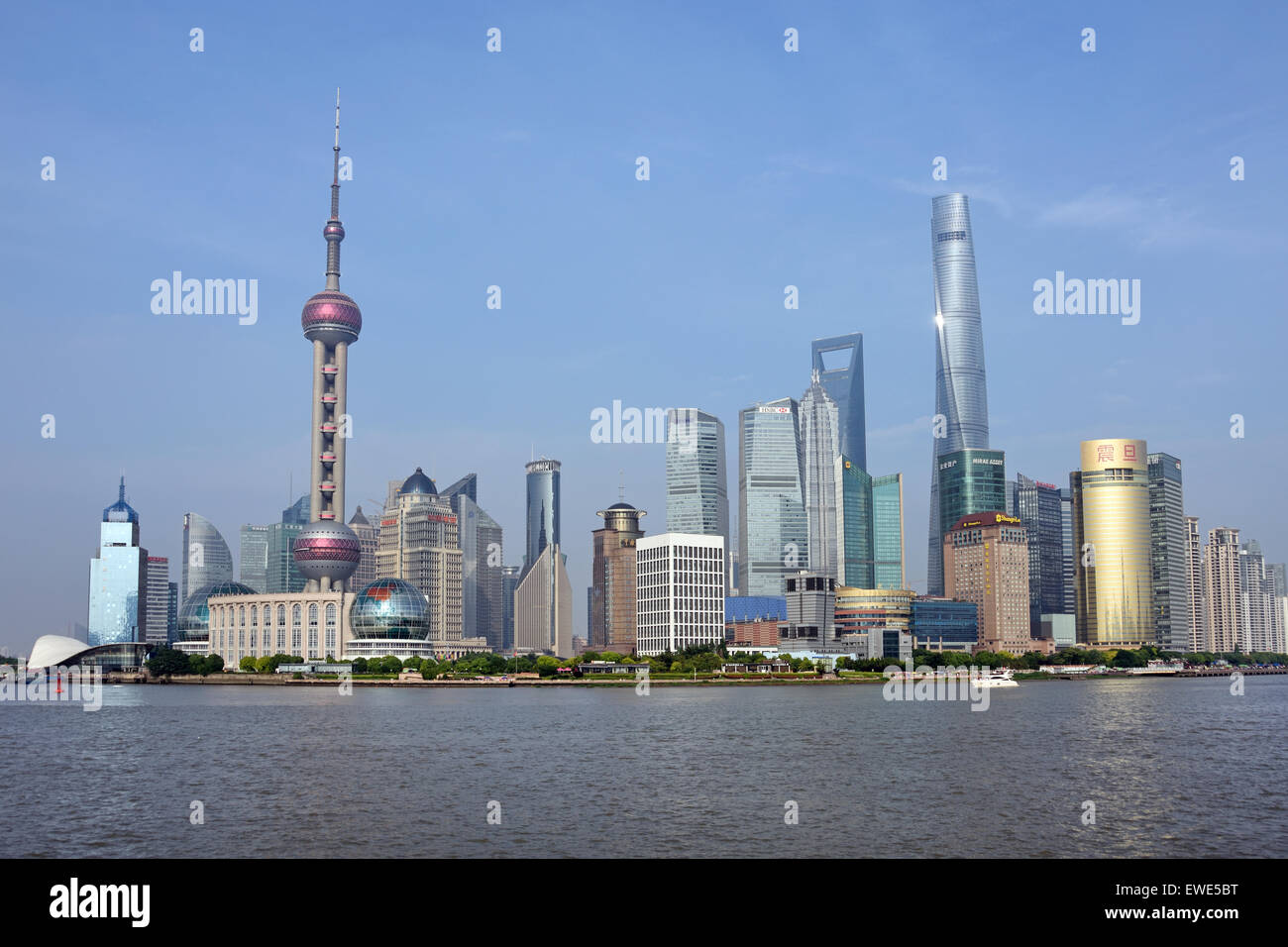 Shanghai Pudong skyline della città Oriental Pearl TV Tower, la Torre Jin Mao, il World Financial Center, il fiume Huangpu Cina Foto Stock
