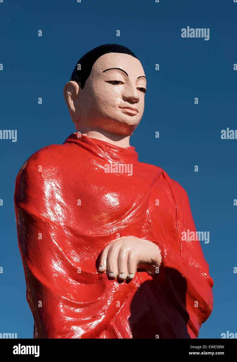 Arhat statua al tempio di 500 Arahants in Nellikulama, Anuradhapura, Sri Lanka Foto Stock