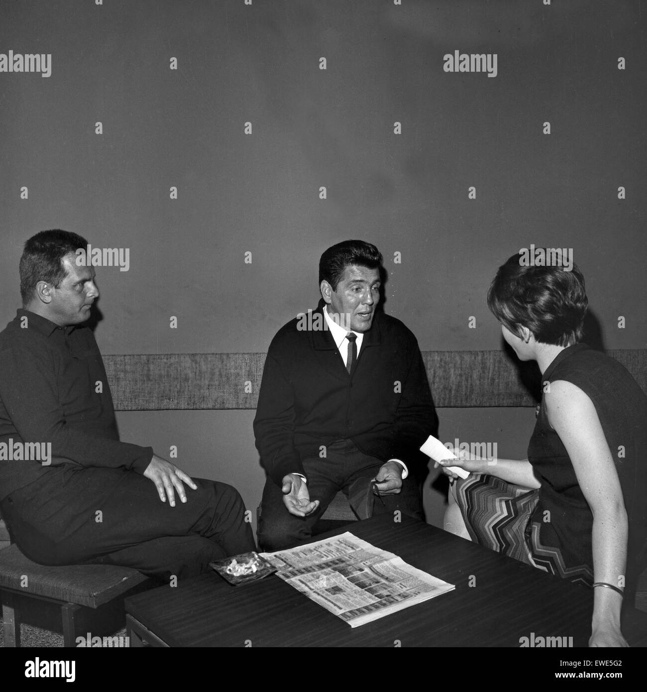 Interviewsituation beim NDR, Deutschland 1960er Jahre. Intervista alla TV tedesca e la stazione radio, Germania 1960s. Foto Stock