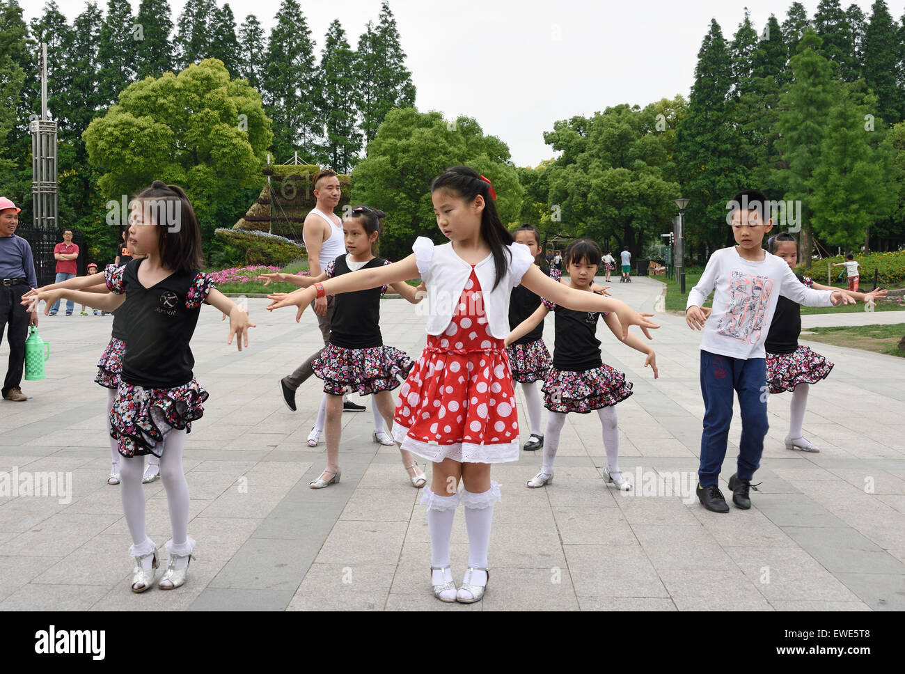 Ragazze che ballano classe la Shanghai Giardino Botanico Xuhui District cinese Cina Foto Stock
