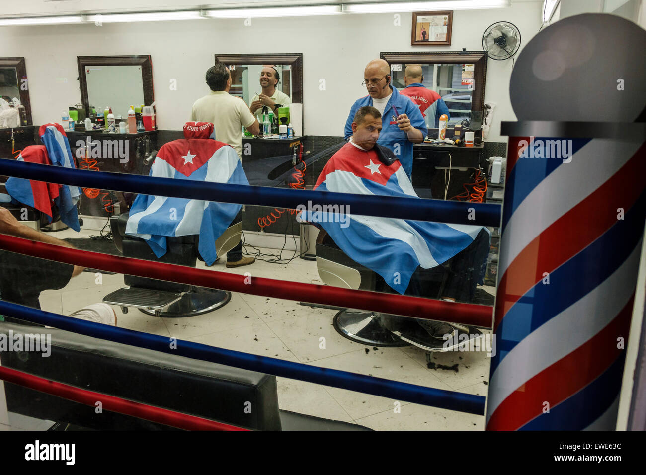 Miami Florida,Little Havana,Gamboa Barber Shop,Bandiera cubana,uomo ispanico maschio,taglio capelli,cliente,interno,FL150324012 Foto Stock