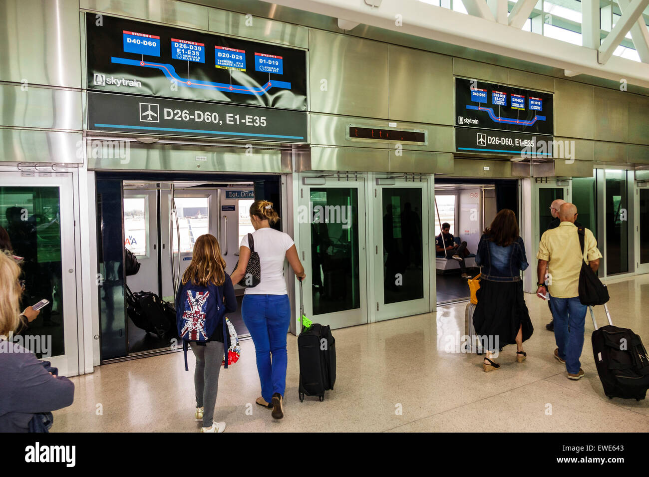 Miami Florida,Aeroporto Internazionale,mia,interno,terminal,gate,Skytrain,navetta gratuita,entrata,trasporto ferroviario,FL150324023 Foto Stock