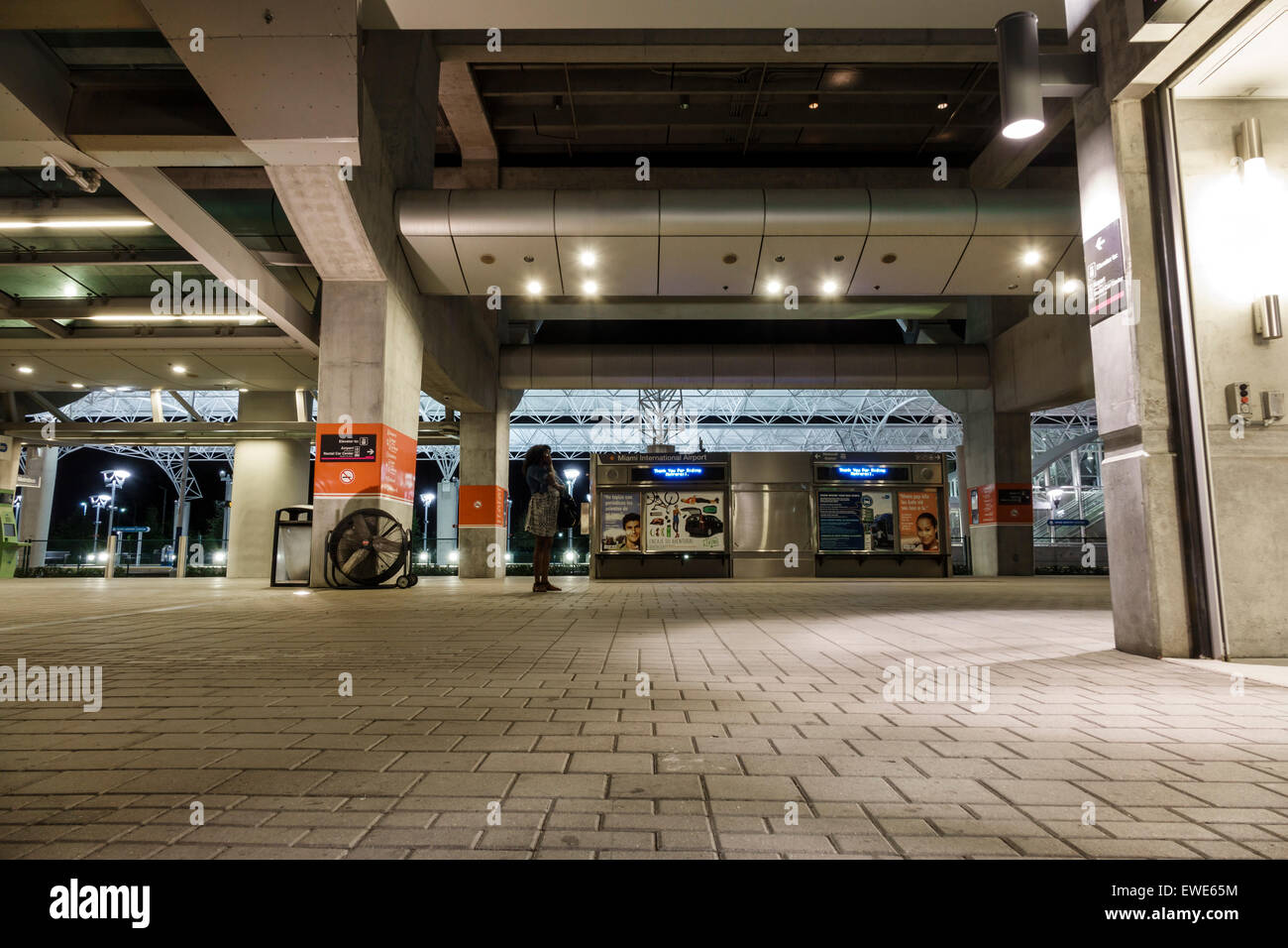 Miami Florida,Aeroporto Internazionale,mia,stazione dei trasporti pubblici,Metrorail,Metrobus,Flyer,notte,FL150325004 Foto Stock