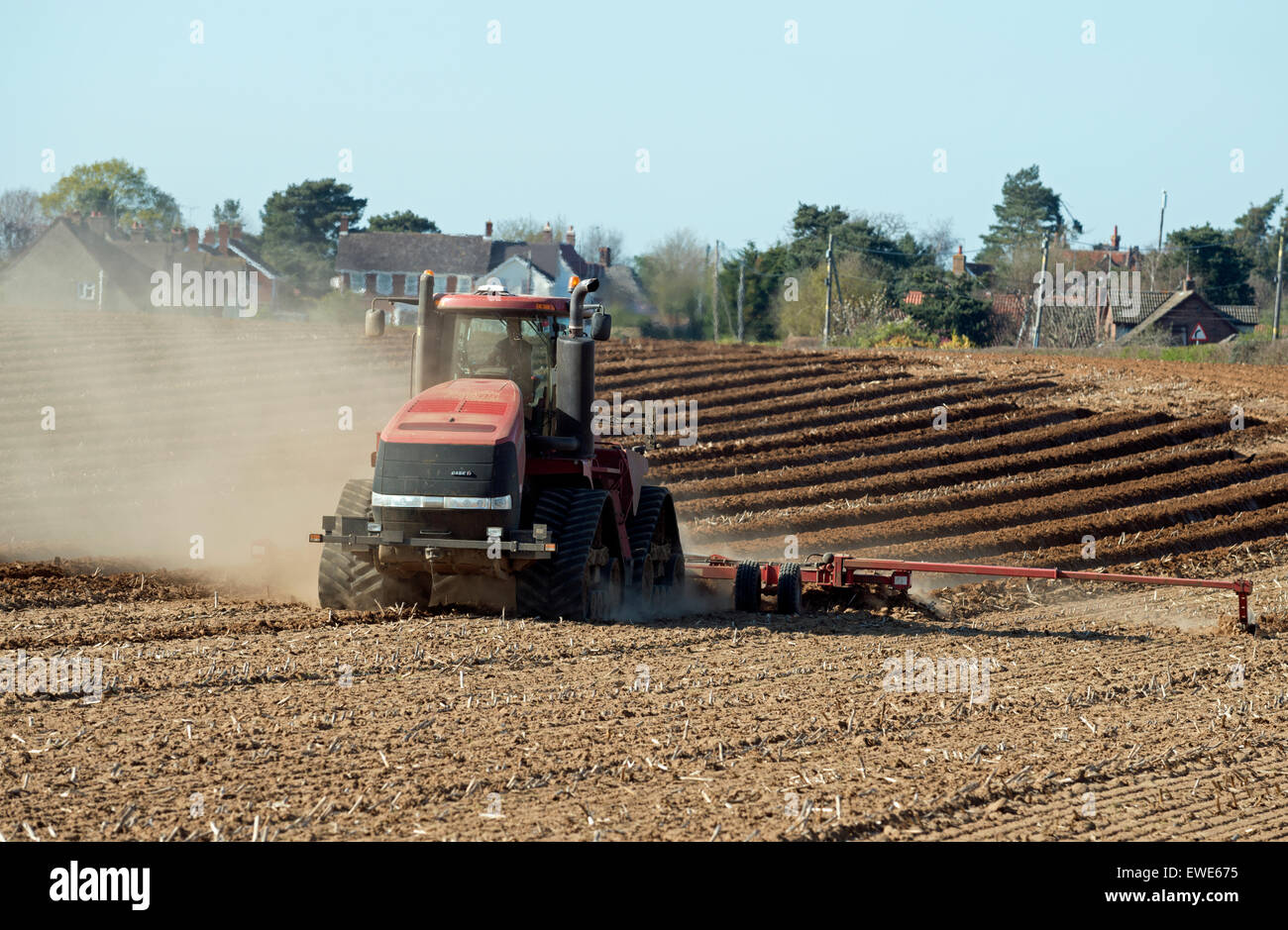 Caso 550 trattore Quadtrac farrow-formatura, Sutton, Suffolk, Regno Unito. Foto Stock Caso 550 trattore Quadtrac farrow-formatura, Sutton, Suffolk, Regno Unito. Foto Stock