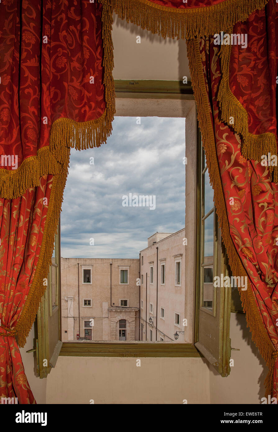 Italia Puglia Valle D'Itria Martina Franca Palazzo Ducale - Vista sul cortile Foto Stock