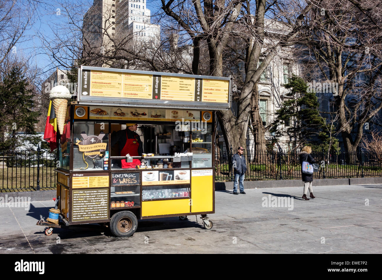 New York City,NY NYC,Manhattan,Lower,Financial District,City Hall Park,stalla marciapiede,bancarelle,stand,stand,stand,venditore,venditori,mercantile,mercato,marketp Foto Stock