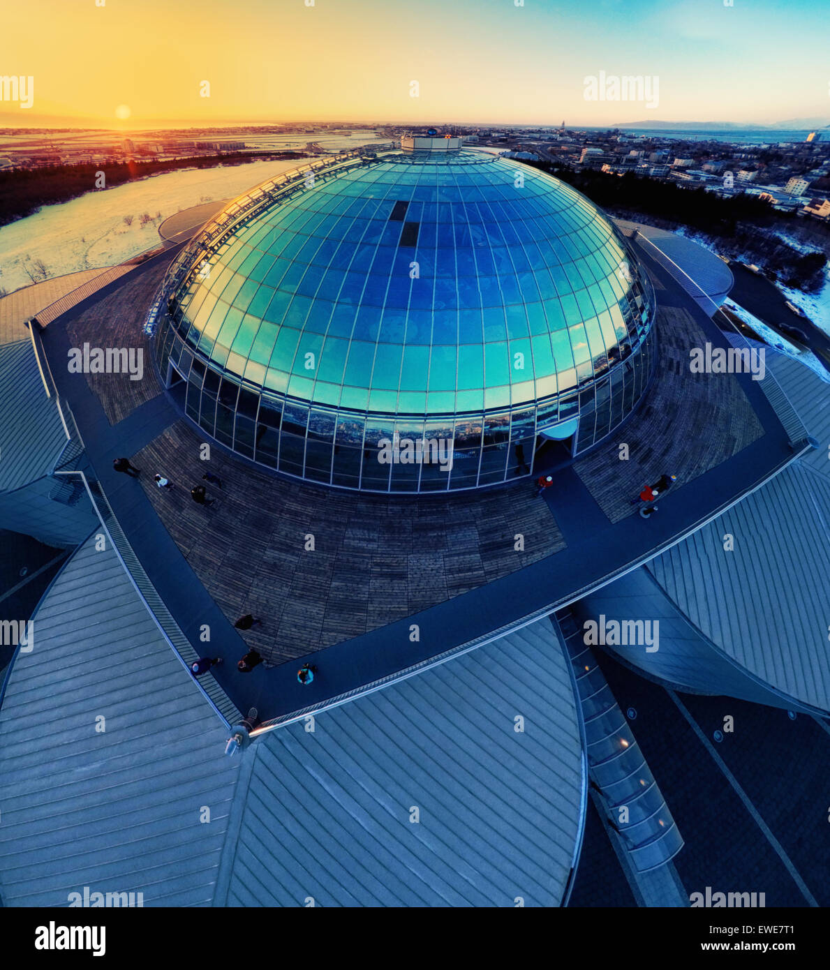 Vista superiore della perla (Perlan) girato utilizzando un drone, Reykjavik, Islanda. La Perla è costruito sulla cima di enormi torri d'acqua. Foto Stock