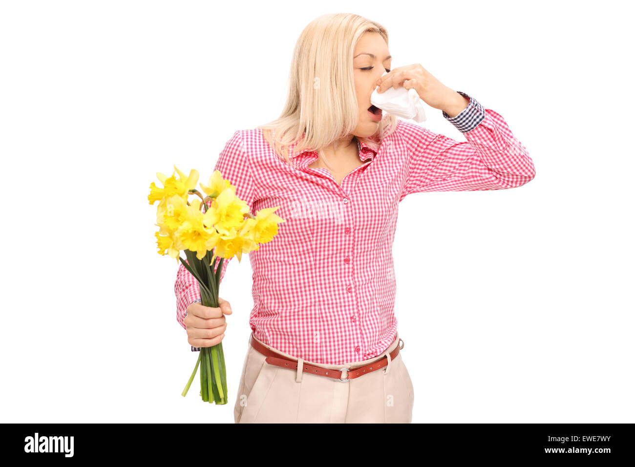 Giovane donna bionda avente una reazione allergica a fiori e soffiare il naso è isolato su sfondo bianco Foto Stock