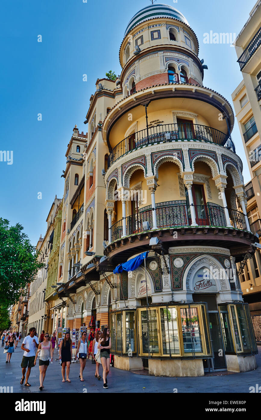 Siviglia, Spagna, passanti in Avenida de la Constitucion Foto Stock