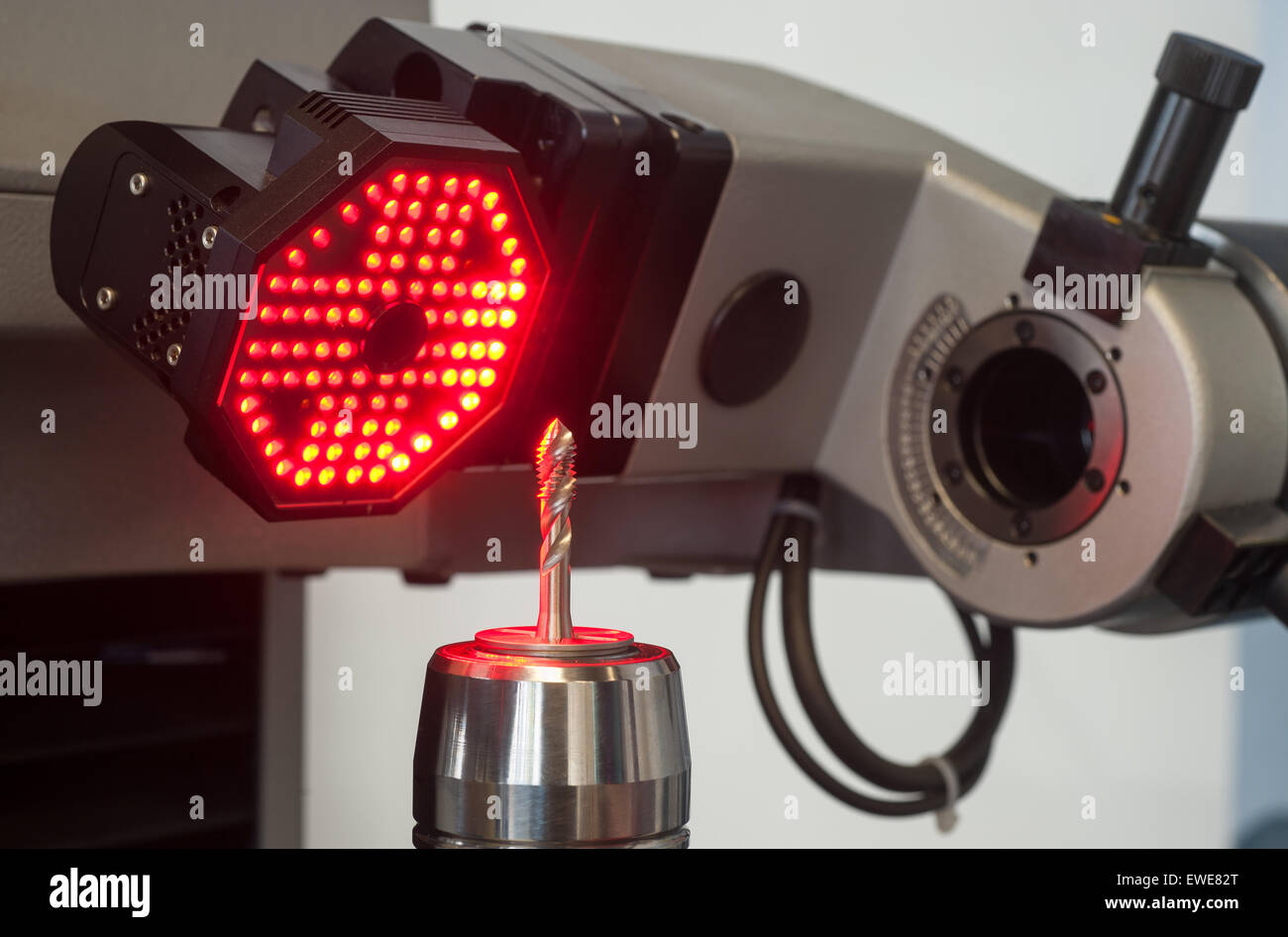 Berlino, Germania, analisi di laboratorio di Bohrgewinden dalla misurazione a infrarossi Foto Stock