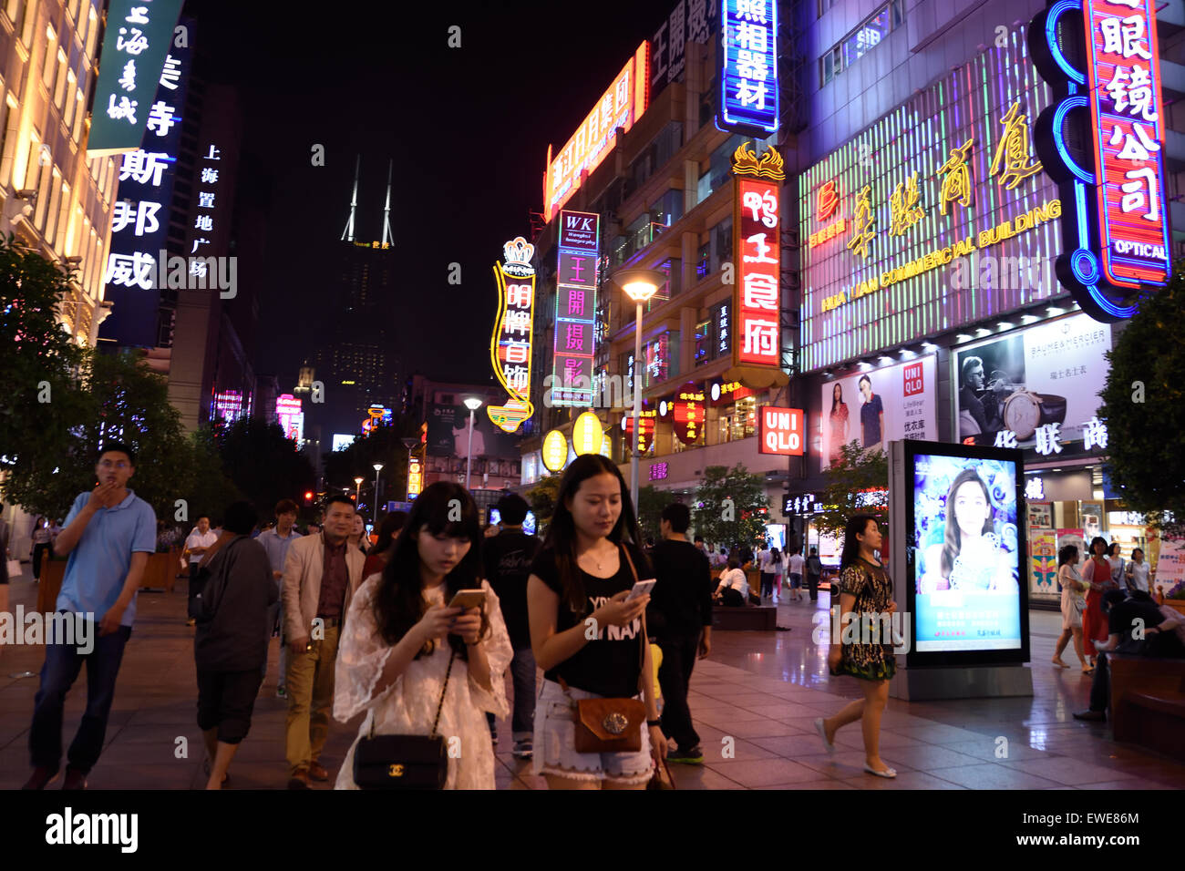 Vista notturna di Nanjing East Road ( insegne al neon accesa ) la street è la strada principale dello shopping della citta'. Shanghai cinese Cina ( i visitatori a Nanjing Road. Strada principale per lo shopping di Shanghai. (Una delle più affollate strade commerciali in tutto il mondo ) ( sera notte di luce al neon billboard ) Foto Stock