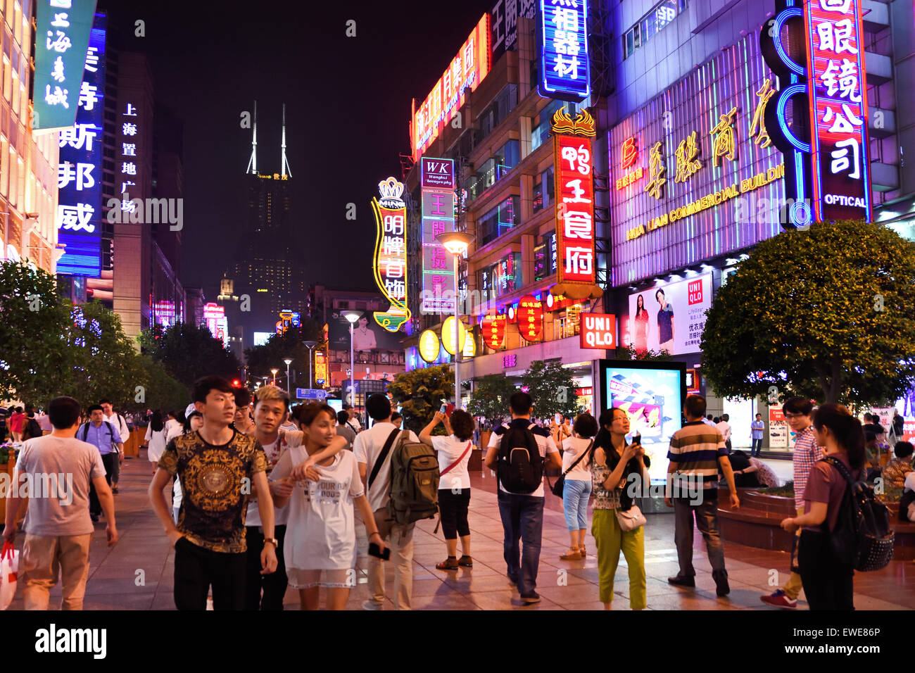 Vista notturna di Nanjing East Road ( insegne al neon accesa ) la street è la strada principale dello shopping della citta'. Shanghai cinese Cina ( i visitatori a Nanjing Road. Strada principale per lo shopping di Shanghai. (Una delle più affollate strade commerciali in tutto il mondo ) ( sera notte di luce al neon billboard ) Foto Stock
