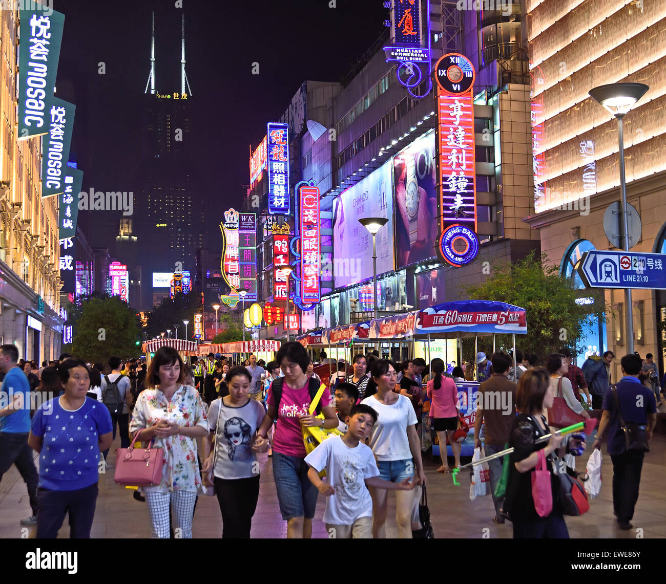 Vista notturna di Nanjing East Road ( insegne al neon accesa ) la street è la strada principale dello shopping della citta'. Shanghai cinese Cina ( i visitatori a Nanjing Road. Strada principale per lo shopping di Shanghai. (Una delle più affollate strade commerciali in tutto il mondo ) Foto Stock