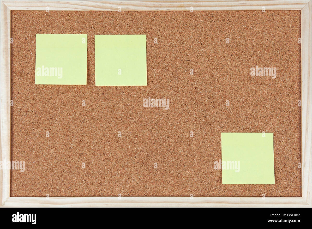 Tre post-it incollata sulla bacheca. Foto Stock