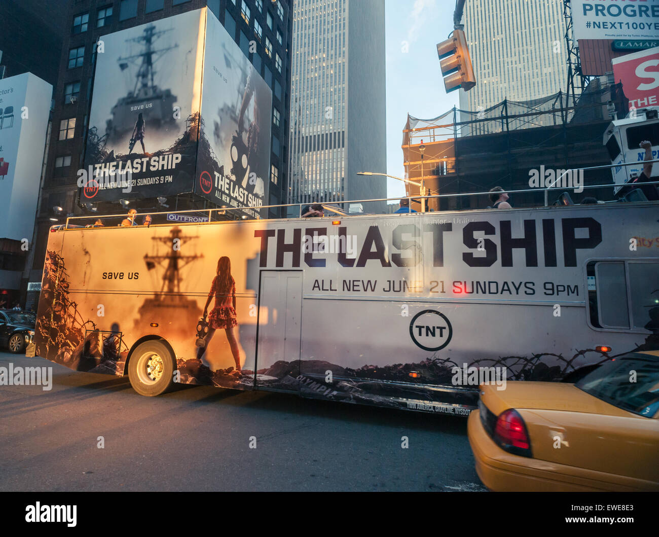 Pubblicità su un cartellone per la TNT apocalittico programma televisivo l'ultima nave in Times Square compete un annuncio per lo stesso programma sul lato di un tour bus su Martedì, 16 giugno 2015. (© Richard B. Levine) Foto Stock