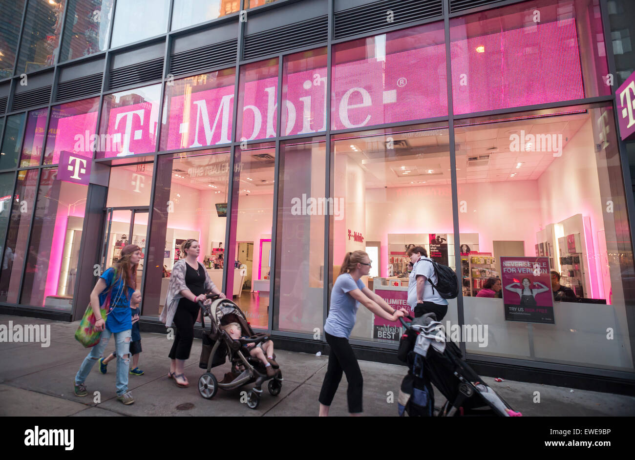 Una T-Mobile USA store è visto in Times Square a New York martedì, 16 giugno 2015. (© Richard B. Levine) Foto Stock Una T-Mobile USA store è visto in Times Square a New York martedì, 16 giugno 2015. (© Richard B. Levine) Foto Stock