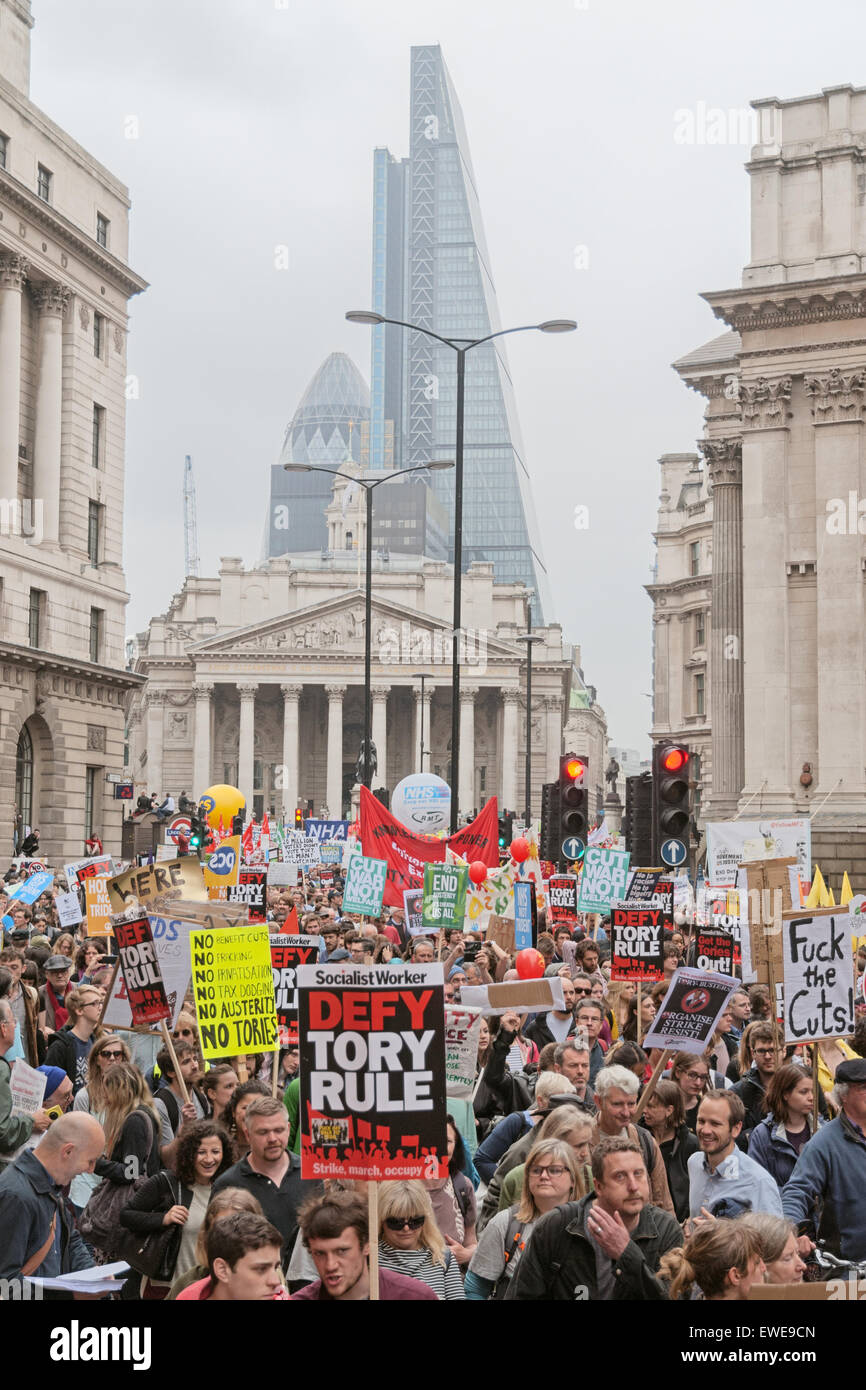 Anti austerità marzo nella città di Londra, giugno 2015, al di fuori della Banca d'Inghilterra. Foto Stock