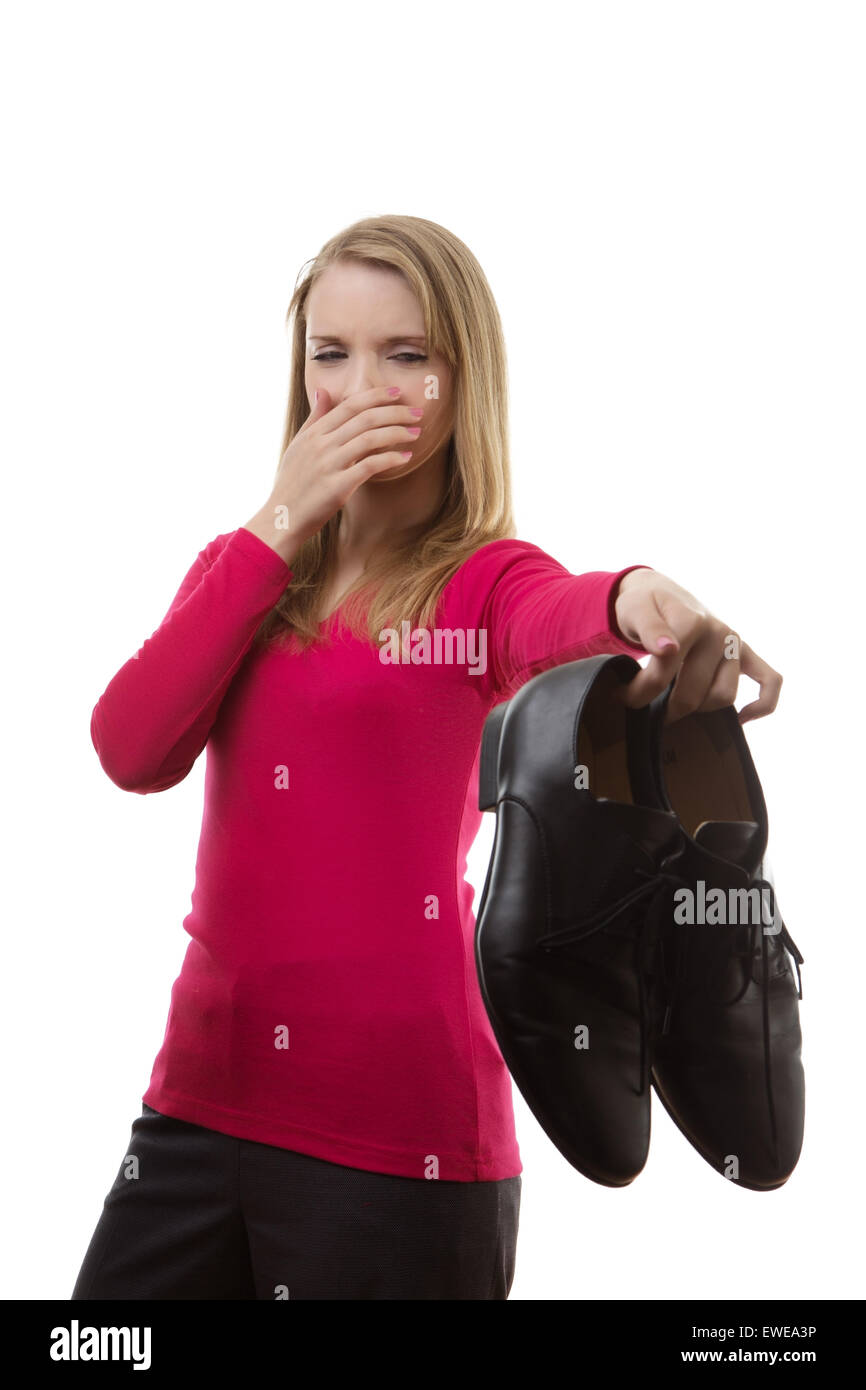 Donna che mantiene fino agli uomini di scarpe maleodoranti, ella amare il suo uomo ma non i suoi piedi Foto Stock