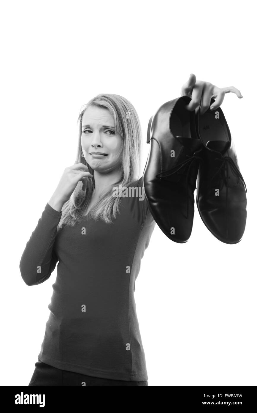 Donna che mantiene fino agli uomini di scarpe maleodoranti, ella amare il suo uomo ma non i suoi piedi Foto Stock