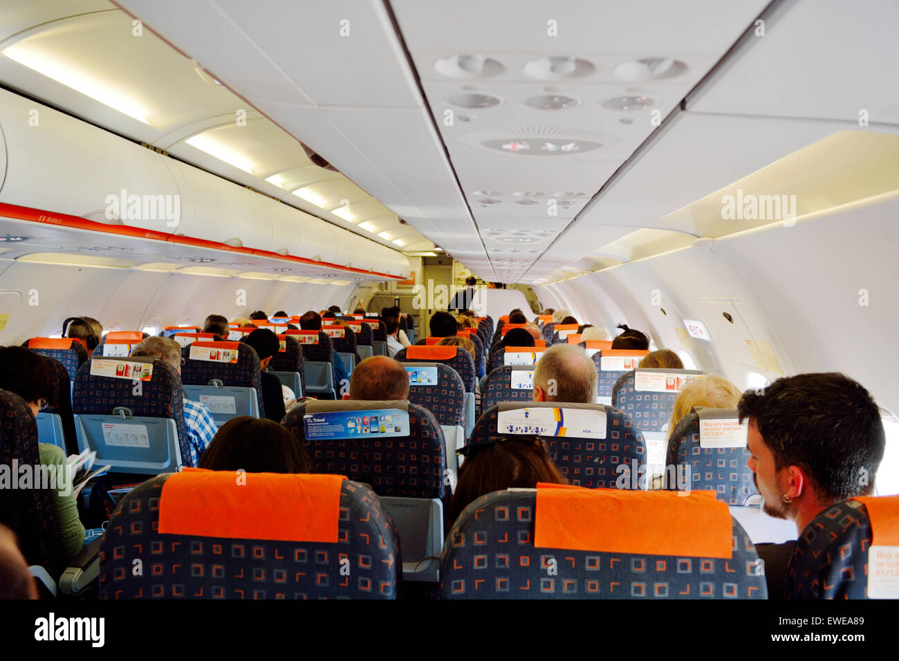 All'interno di passeggeri EasyJet airline cabin Foto Stock