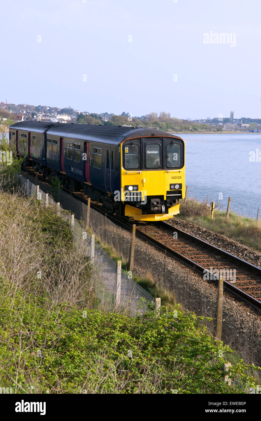 Classe 150 Sprinter di treno sulla linea avocetta, vicino a Exmouth, Devon. Foto Stock
