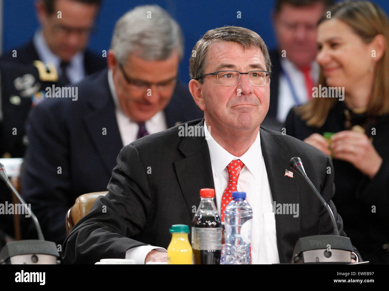 Bruxelles, Belgio. Il 24 giugno 2015. Stati Uniti Il Segretario della Difesa Ashton Carter assiste la riunione dei ministri della difesa tenutasi presso la sede della NATO a Bruxelles, in Belgio, il 24 giugno 2015. Credito: Zhou Lei/Xinhua/Alamy Live News Foto Stock