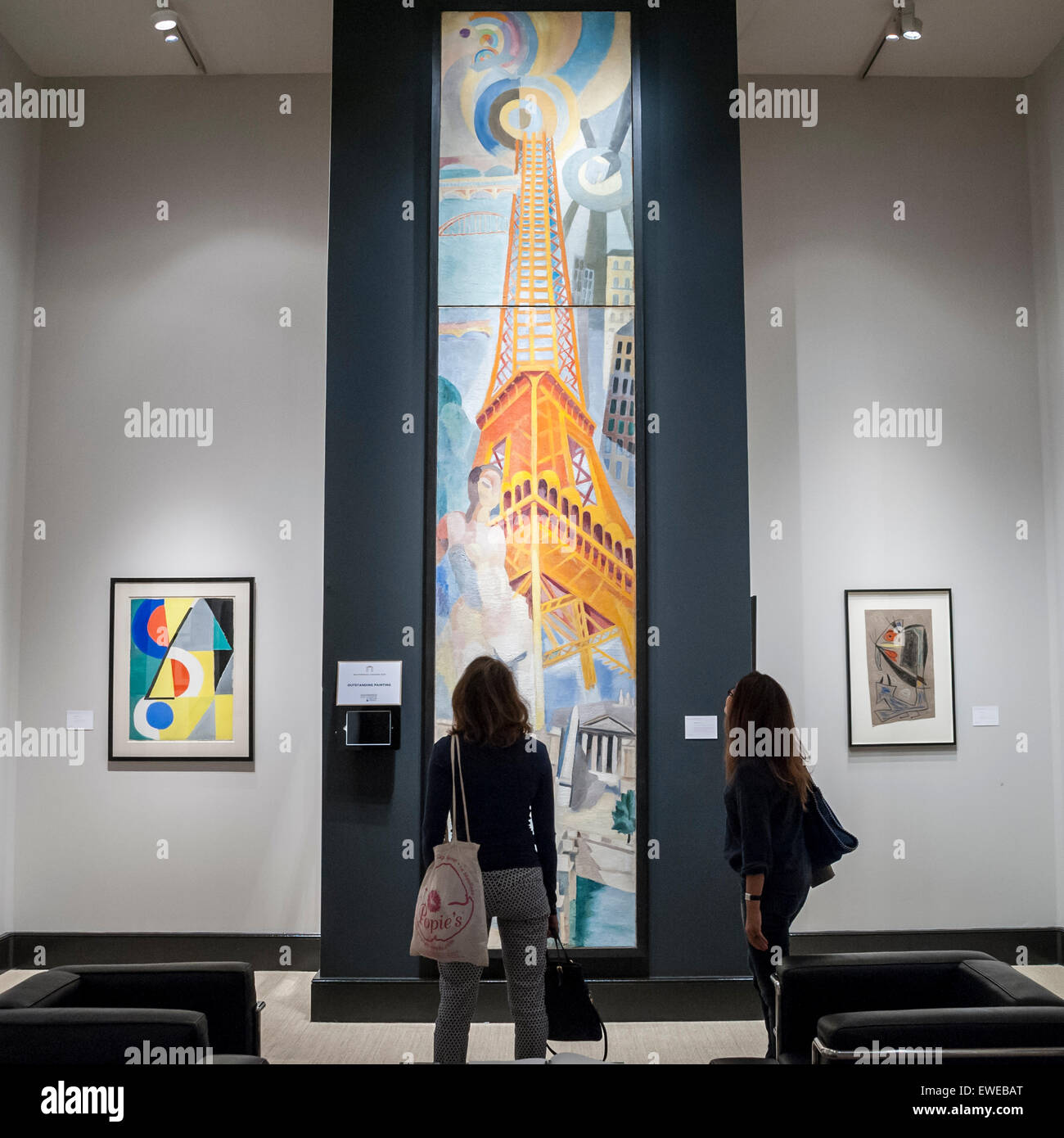 Londra, Regno Unito. Il 24 giugno 2015. Visitatori guardare Robert Delaunay 'la ville de Paris, la femme et la tour eiffel', all'anteprima del capolavoro di Londra, la international cross-raccolta di fiera di arte, oggetti di antiquariato e di design che si tiene presso il Royal Hospital Chelsea 25 Giugno al 1 luglio. Credito: Stephen Chung / Alamy Live News Foto Stock