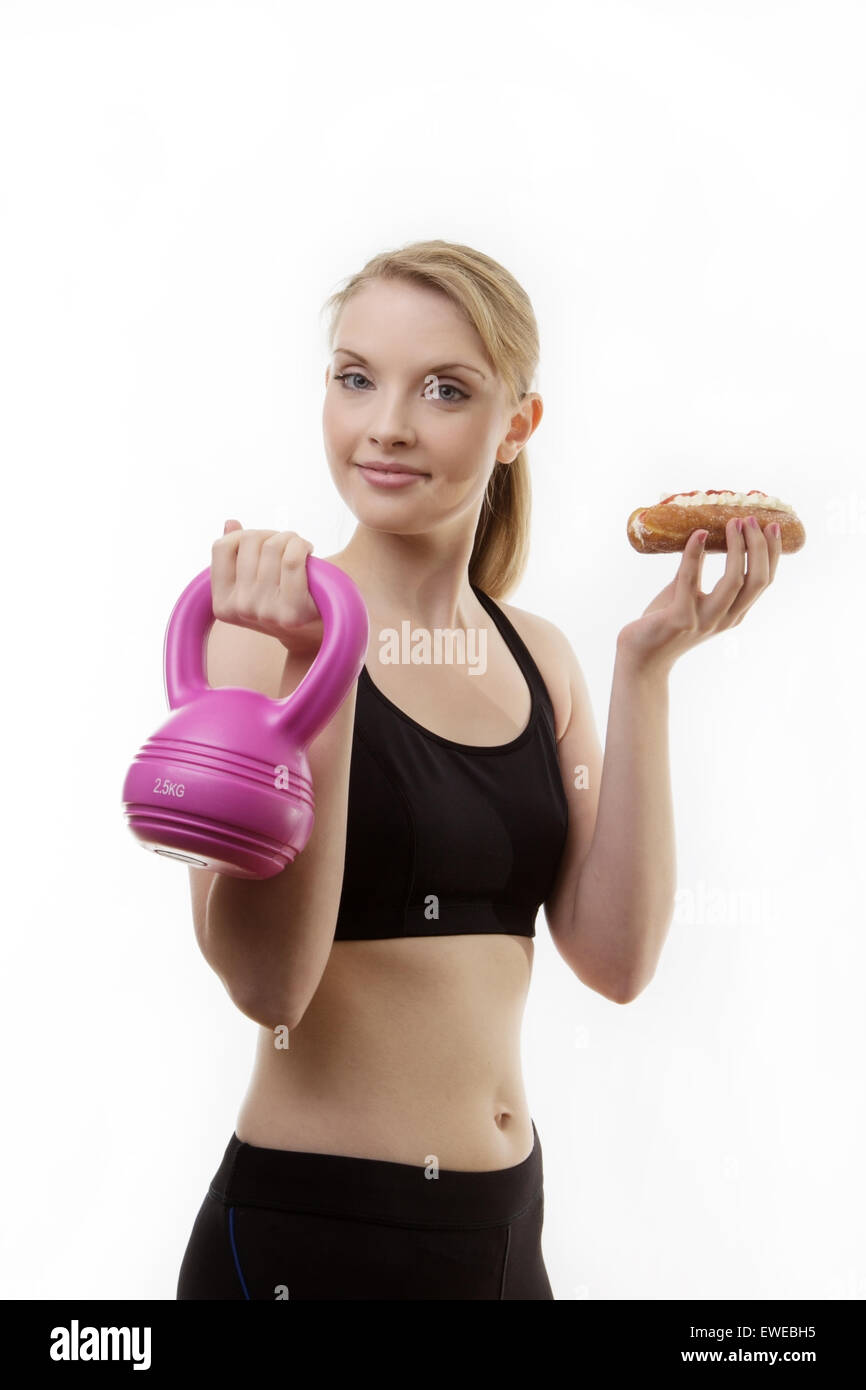 Donna di sollevare un peso kettlebell e una torta di crema Foto stock -  Alamy