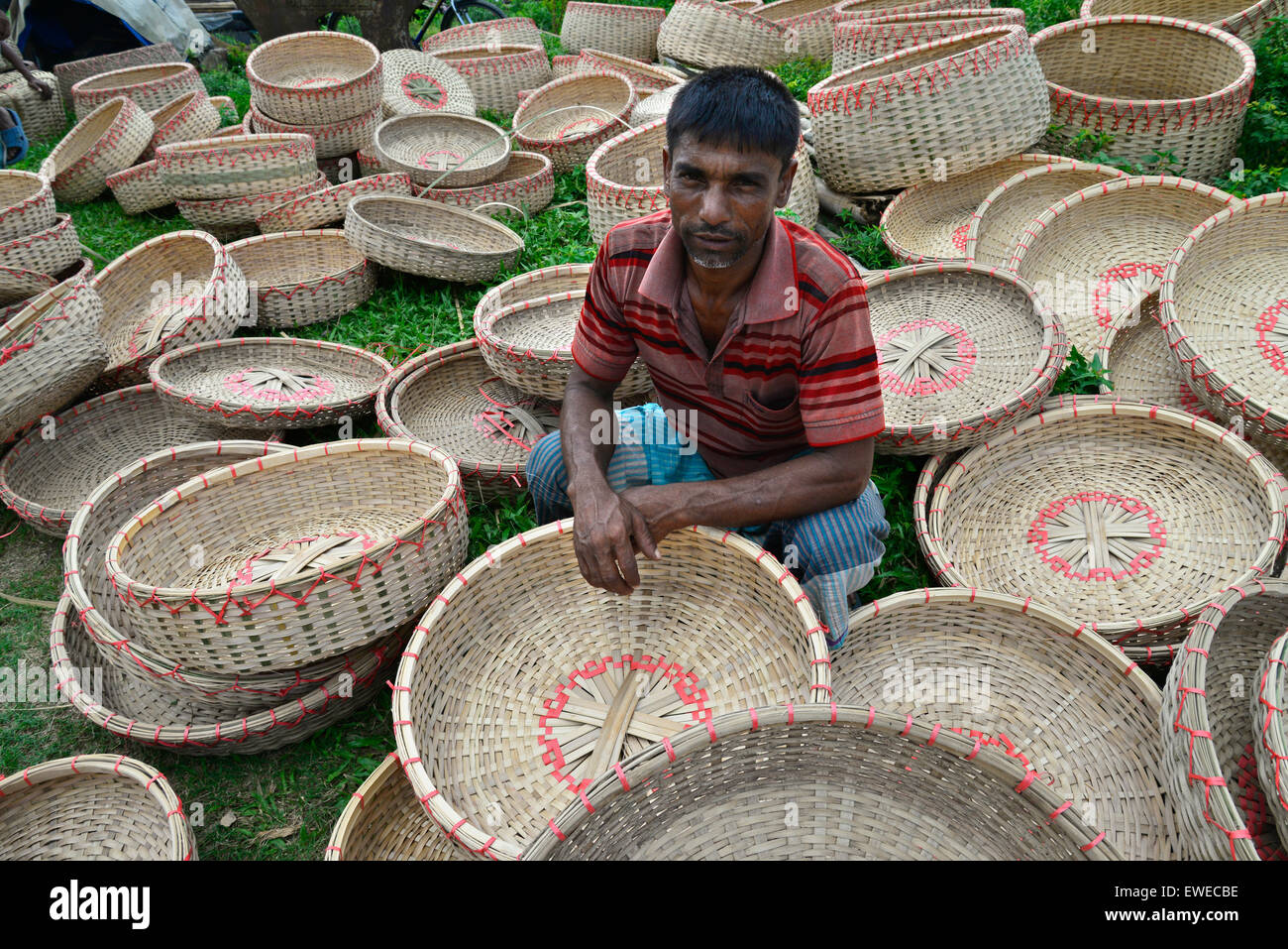 Un commerciante Visualizza cestello di pesce in vendita presso Kaikkarateke mercato settimanale, Narayanganj distretto in Bangladesh. Il 21 giugno 2015 Foto Stock