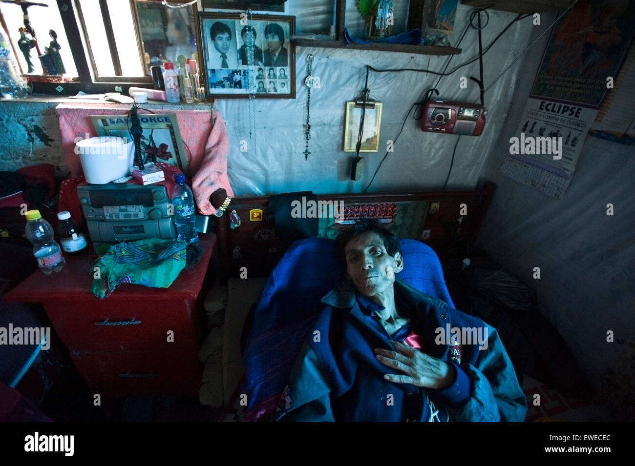 Un indigeno maya uomo chi è malato nel letto di casa a San Jorge La Laguna, Solola, Guatemala. Foto Stock